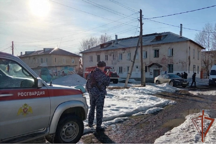 В Республике Бурятия росгвардейцы эвакуировали из горящего дома двух человек