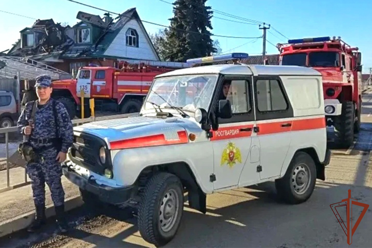 Сотрудники Росгвардии оказали содействие экстренным службам на пожаре в Тюменском районе