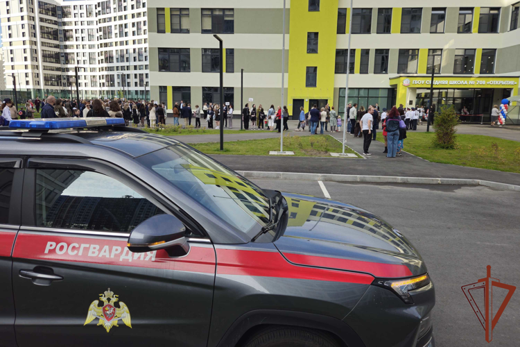 Росгвардейцы обеспечили безопасность школьных линеек на северо-западе страны