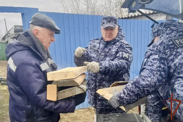 Росгвардейцы в Омской области оказали помощь семье погибшего военнослужащего
