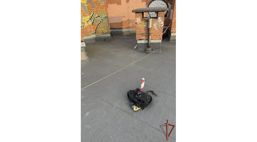В Санкт-Петербурге сотрудники и МЧС спасли руфера-граффитиста, запутавшегося в тросах на фасаде жилого дома (видео)