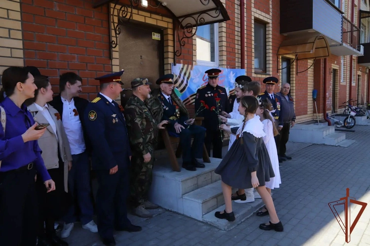В Перми росгвардейцы поздравили с Днем Победы ветерана Великой Отечественной войны