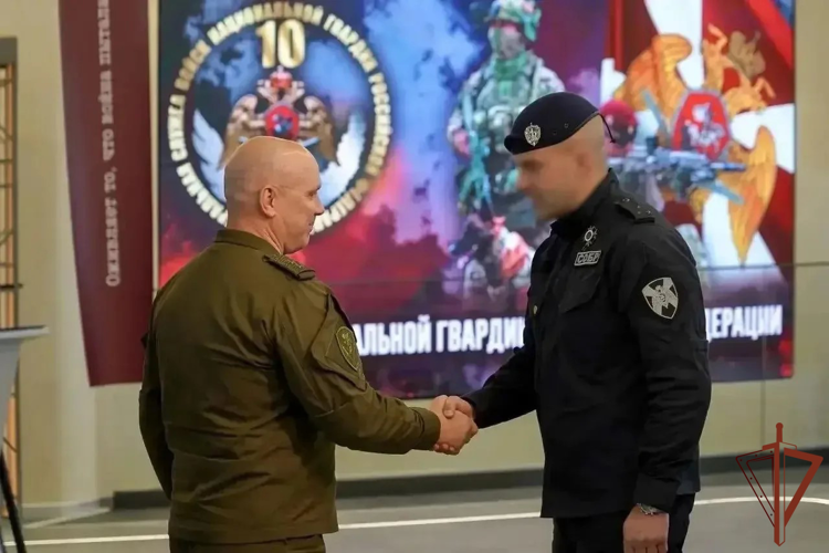 В Магадане отметили заслуги росгвардейцев и показали новейшие средства связи