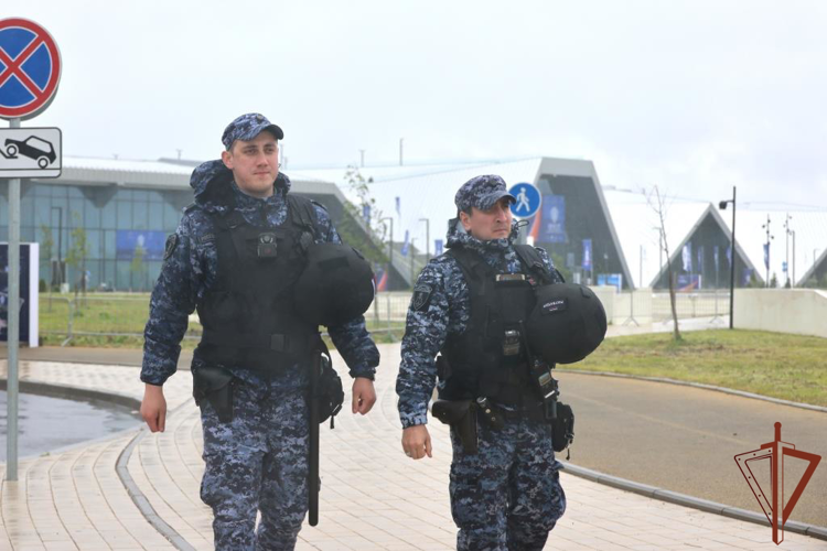 В Санкт-Петербурге росгвардейцы приняли участие в обеспечении правопорядка и безопасности при проведении военно-морского салона «Флот-2026»