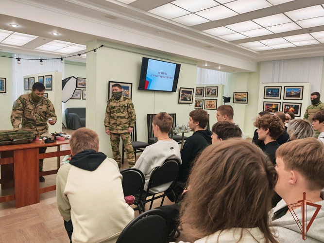 В Белгородской области спецназ Росгвардии провел мастер-класс по тактической медицине для студентов колледжа
