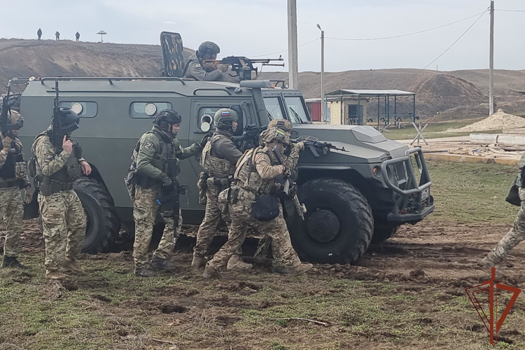 В Калмыкии спецназ Росгвардии провел тактико-специальную тренировку