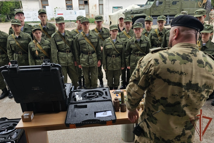 В Севастополе росгвардейцы провели день открытых дверей для учащихся кадетского корпуса