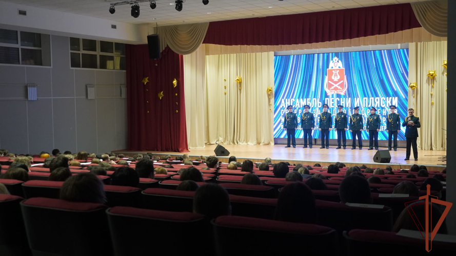 Ансамбль песни и пляски Северо-Западного округа Росгвардии выступил с праздничным концертом в НАО в честь юбилея ведомства