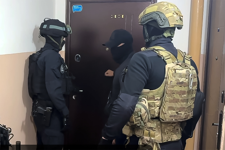 При силовой поддержке спецназа Росгвардии в Новосибирской области задержаны подозреваемые в мошенничестве (видео)