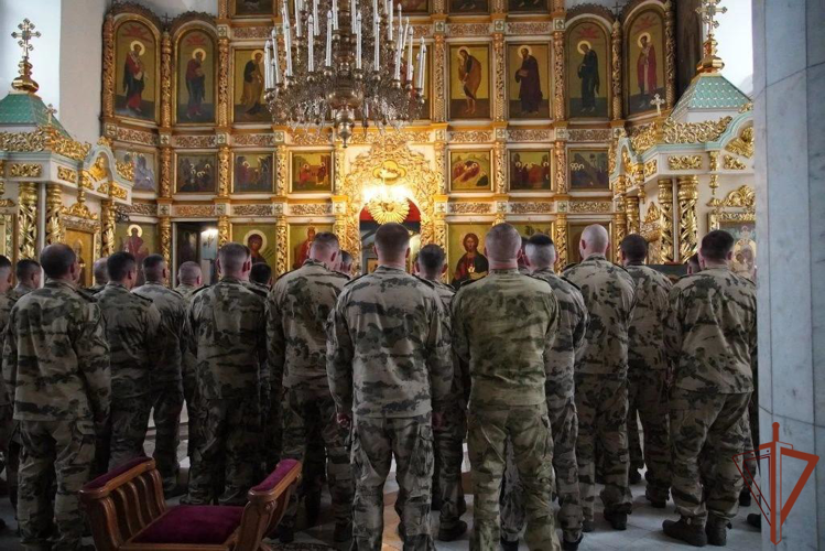 Сотрудники ОМОН «Сувар» Росгвардии посетили Свято-Троицкий мужской монастырь в Чебоксарах