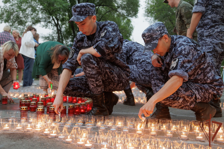 Военнослужащие и сотрудники Сибирского ордена Жукова округа Росгвардии стали участниками торжественных и памятных мероприятий, посвящённых Дню памяти и скорби