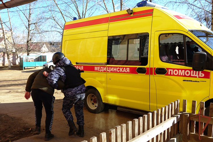 В Бурятии росгвардейцы задержали находящегося в федеральном розыске хулигана, угрожавшего бригаде медиков