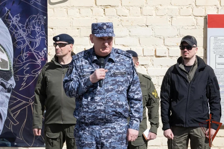 В Саратове росгвардейцы провели турнир по тактической стрельбе, посвященный юбилею ведомства (видео)