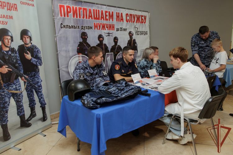 Росгвардейцы рассказали жителям Сибири о службе в войсках на Всероссийской ярмарке трудоустройства