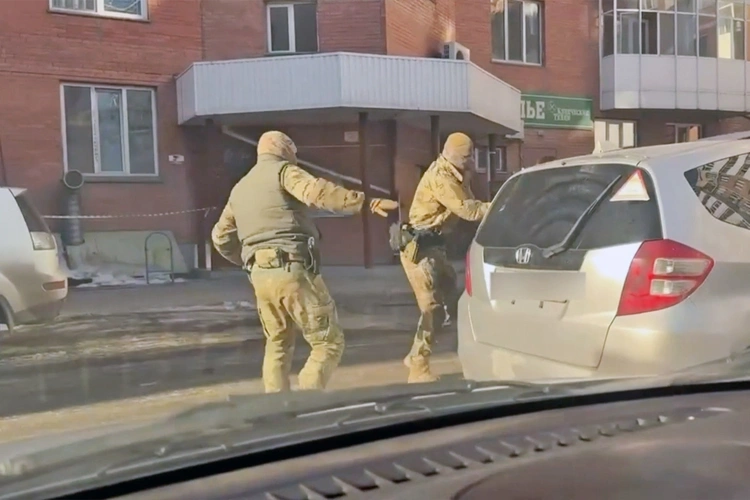 При силовой поддержке СОБР Росгвардии в Хакасии задержаны подозреваемые в незаконном обороте средств платежей (видео)