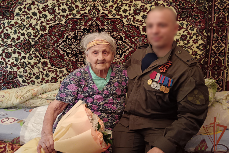 Сотрудники Уральского округа Росгвардии поздравили ветеранов с Днём Победы