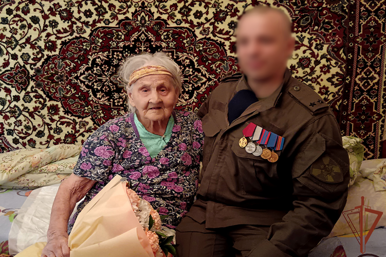 Со 101-м Днём рождения поздравили сотрудники Росгвардии труженицу тыла из Тюмени