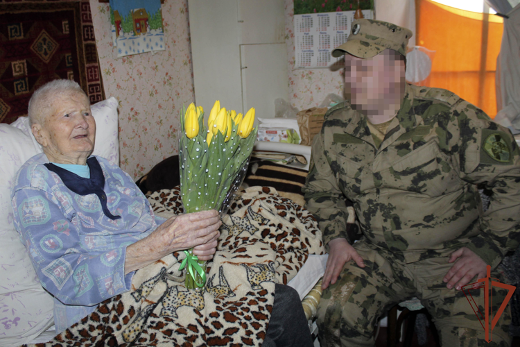 В Херсонской области росгвардейцы поздравили тружениц тыла с Международным женским днем