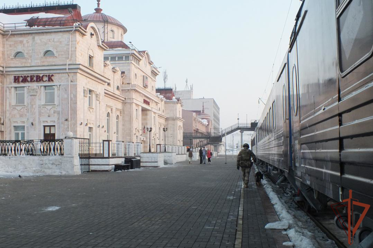 В Удмуртии росгвардейцы обеспечили безопасность выставки «Поезд Победы»