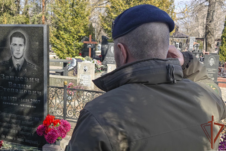 На Ставрополье росгвардейцы почтили память коллеги, погибшего при исполнении служебного долга