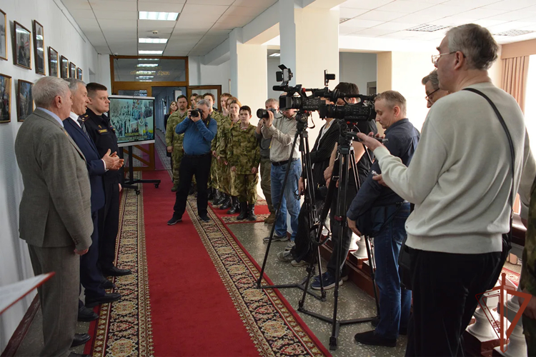 Фотовыставка «10 лет Росгвардии. Всегда на страже» открыта в Тюменской областной Думе