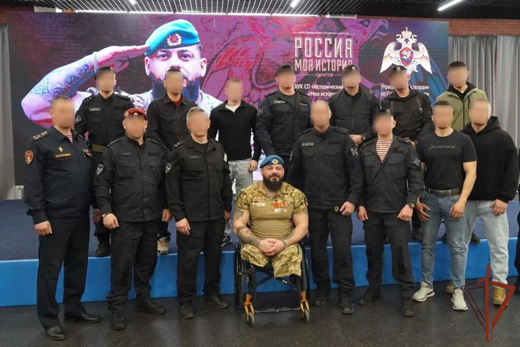 В Саратове росгвардейцы встретились с ветераном СВО Евгением Ивановым (видео)