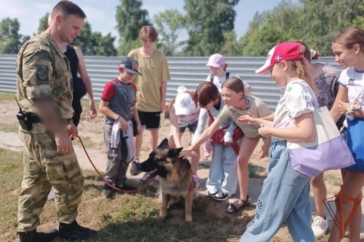 В рамках акции «Каникулы с Росгвардией» школьники Сибири познакомились со службой в войсках национальной гвардии