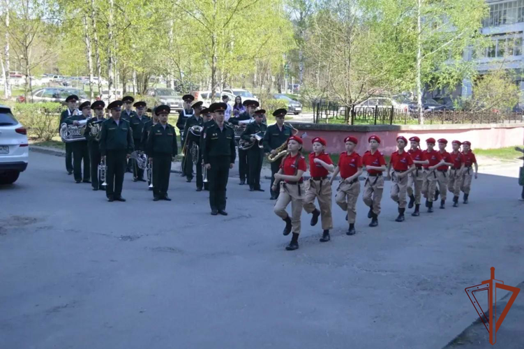 В Сарове росгвардейцы провели «Парад у дома ветерана» (видео)