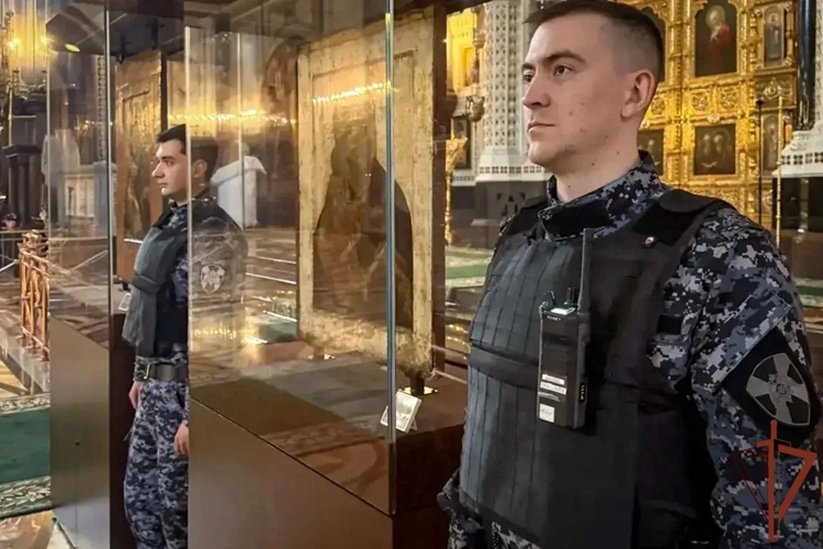 В Москве сотрудники вневедомственной охраны Росгвардии обеспечили безопасность при передаче чудотворных икон Русской православной церкви