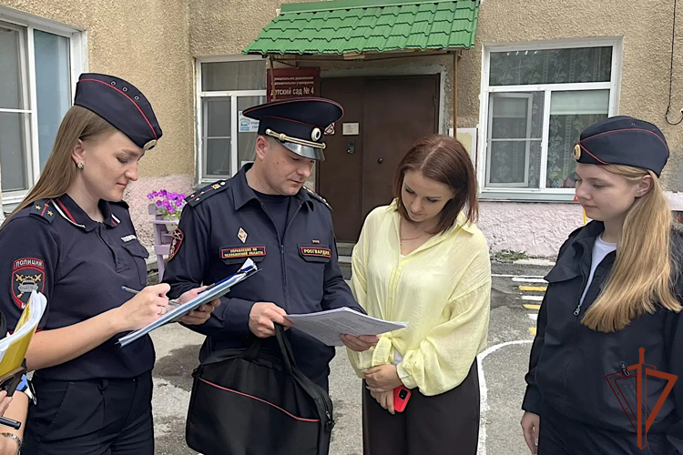 На Урале с участием Росгвардии продолжаются проверки безопасности объектов образования
