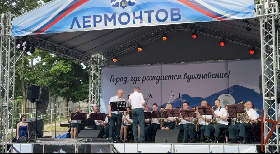 Военные музыканты Росгвардии с аншлагом выступают на КМВ