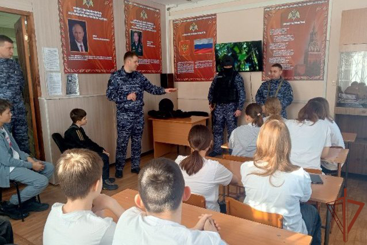 Росгвардейцы провели профориентационные мероприятия с подрастающим поколением в регионах Сибири