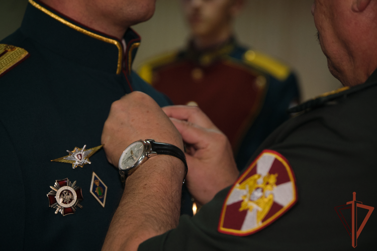 Военнослужащие и сотрудники Уральского округа Росгвардии удостоены государственных наград