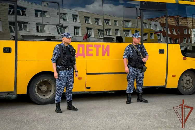 Росгвардейцы обеспечили безопасность проведения Последних звонков в Москве (видео)