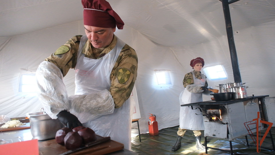Военные повара Восточного округа Росгвардии соревновались в профессиональном мастерстве