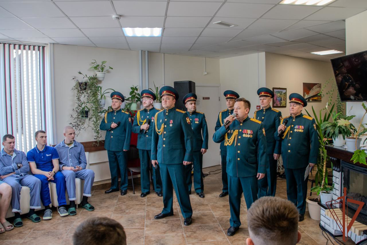 Ансамбль песни и пляски Северо-Западного округа Росгвардии поздравил раненых участников СВО с Днём России