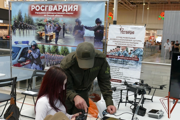 Росгвардейцы рассказали жителям Сибири о службе в войсках на Всероссийской ярмарке трудоустройства