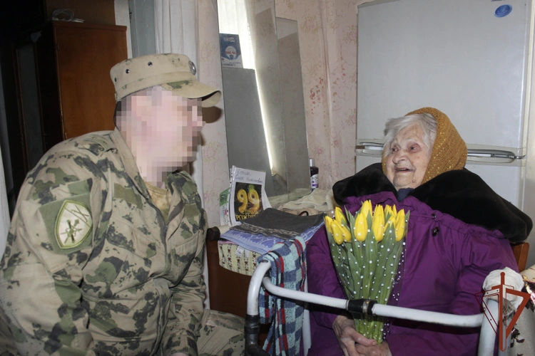 В Херсонской области росгвардейцы поздравили тружениц тыла с Международным женским днем