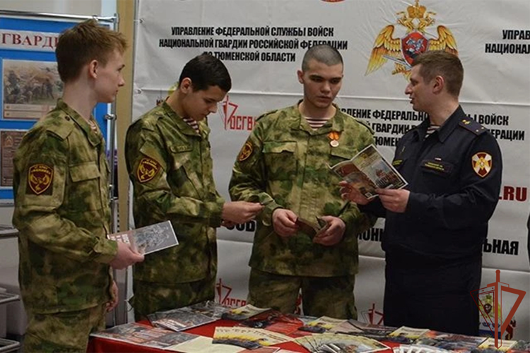 Более трёх 3 тысяч человек посетили мультимедийную выставку «Росгвардия. Вехи истории» в тюменском Историческом парке (видео)