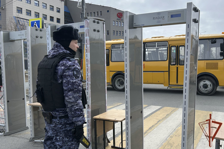 Росгвардия обеспечила безопасность торжеств, посвященных 81-й годовщине Великой Победы на Урале