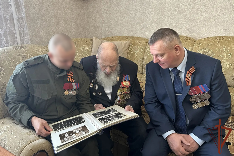 Офицеры и ветераны СОБР Росгвардии в Тюмени поздравили с Днём Победы участника Великой Отечественной войны