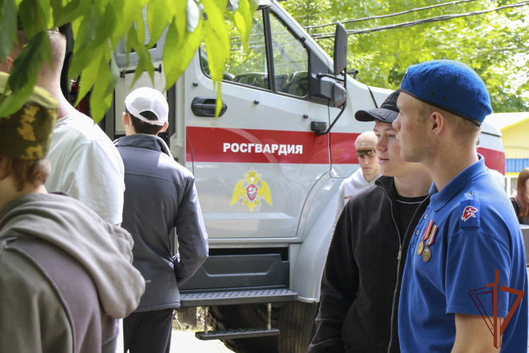 Представители Росгвардии провели профориентационное занятие для школьников Ставрополья