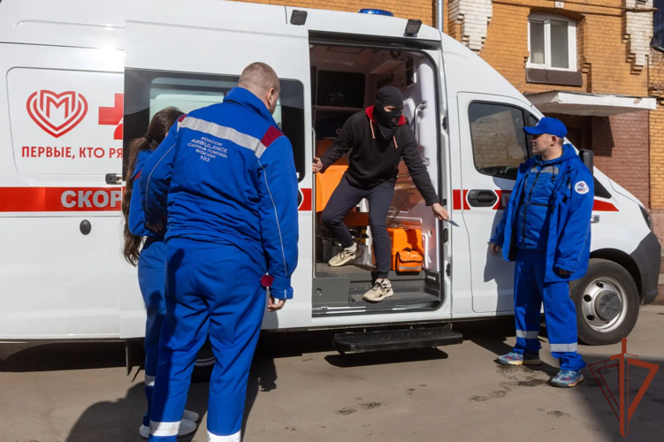 Сотрудники Росгвардии провели тактико-специальную тренировку с участием бригад скорой помощи в Москве (видео)