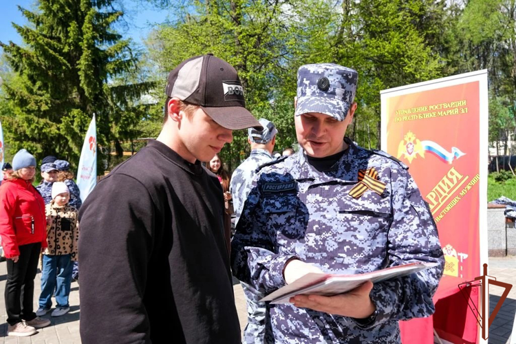 В Йошкар-Оле росгвардейцы рассказали горожанам о службе и учёбе в профильных вузах