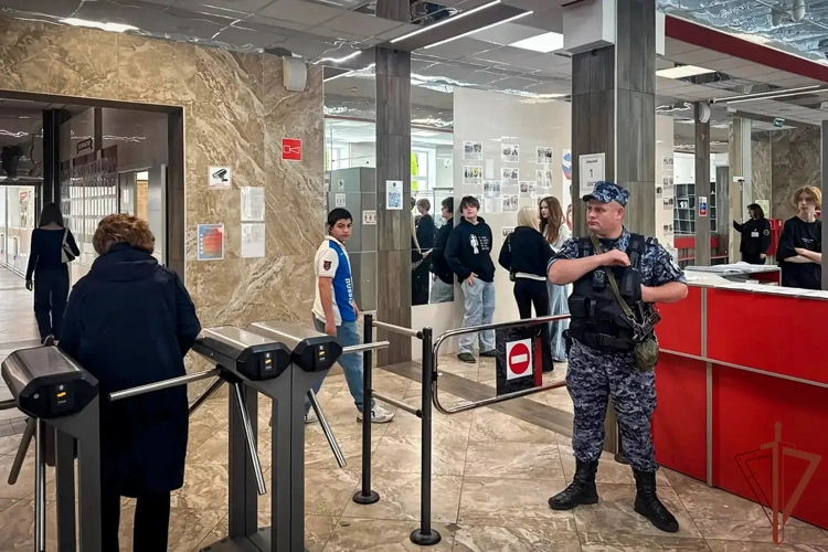 Росгвардейцы обеспечили безопасность проведения Последних звонков в Москве (видео)