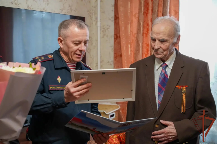 В Москве росгвардейцы поздравили ветерана службы с юбилеем (видео)
