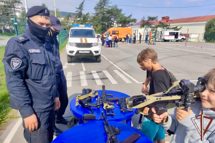 На Дальнем Востоке продолжается акция «Каникулы с Росгвардией»