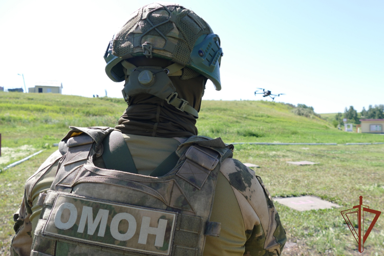 Сотрудники ОМОН «Штурм» Росгвардии отработали навыки пилотирования БПЛА в Омске