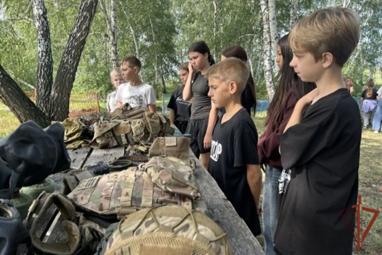 Военнослужащие и сотрудники войск правопорядка знакомят подрастающее поколение сибиряков со службой в рамках акции «Каникулы с Росгвардией»