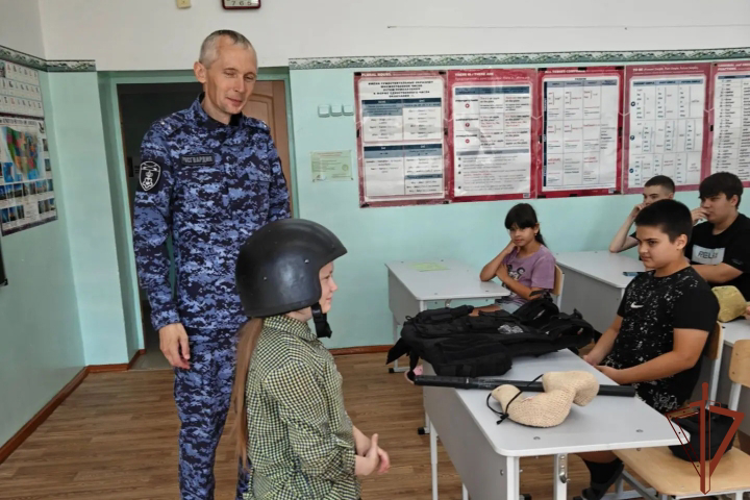 Росгвардейцы продолжают знакомить порастающее поколение с особенностями службы в рамках летней ведомственной акции